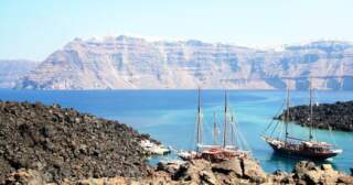 Paseos en barco con almuerzo o cena en Santorini