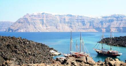Paseos en barco con almuerzo o cena en Santorini