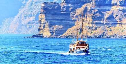 Paseos en barco en Santorini, ofertas 2026. Yates y catamarán