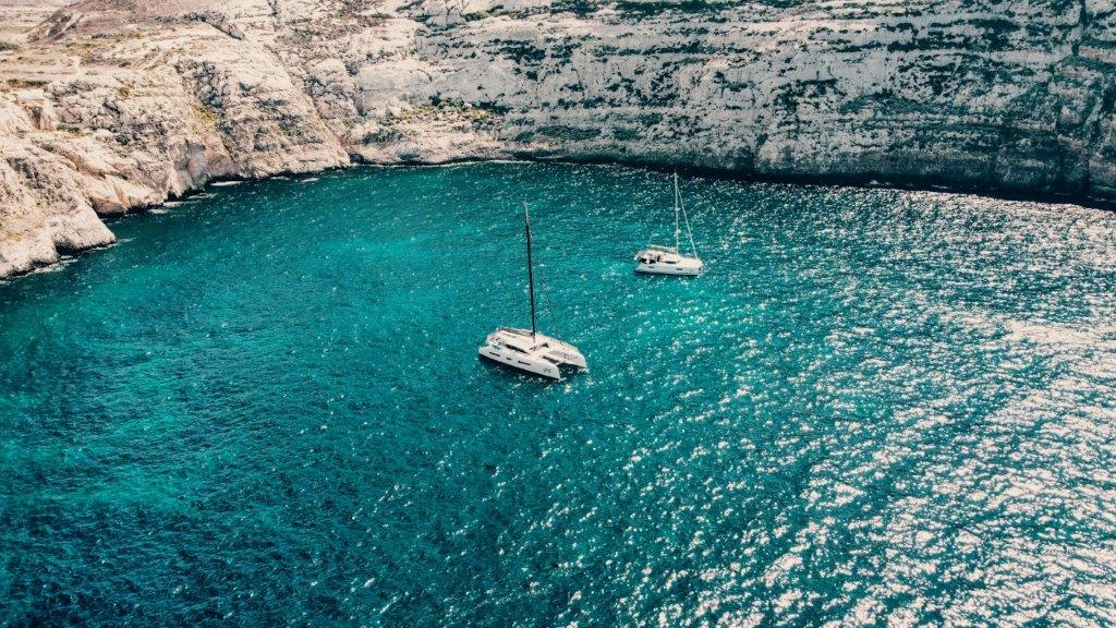 Paseos en catamarán por Santorini 2026 ❤️. Reservar un catamarán.