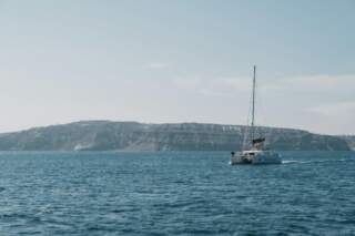Alquilar un catamarán privado en Santorini