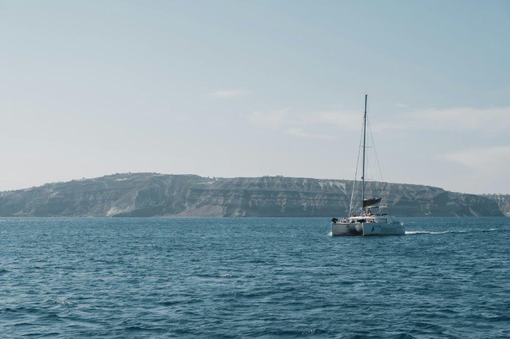 Alquilar un catamarán privado en Santorini