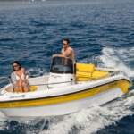 ¿Dónde alquilar un barco sin licencia en Santorini?