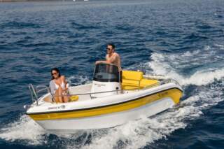 ¿Dónde alquilar un barco sin licencia en Santorini?