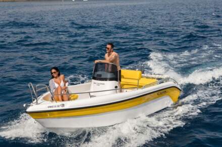 ¿Dónde alquilar un barco sin licencia en Santorini?